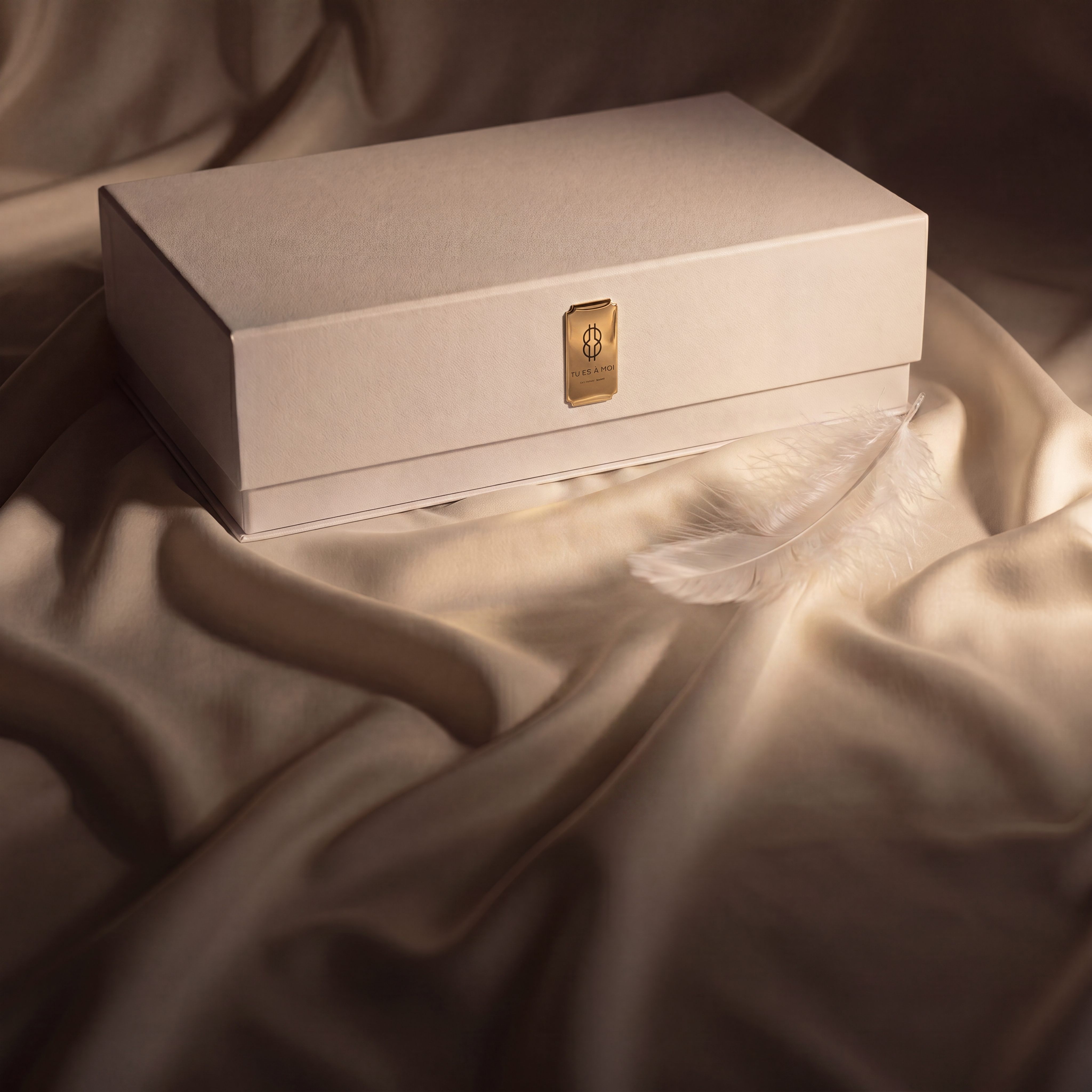 Tu es à moi — Wedding Night Box, closed, in white leather with gold details