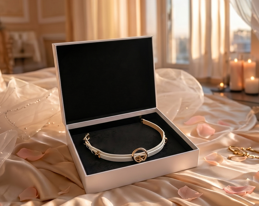 Choker Sensual White — white leather choker with gold ring